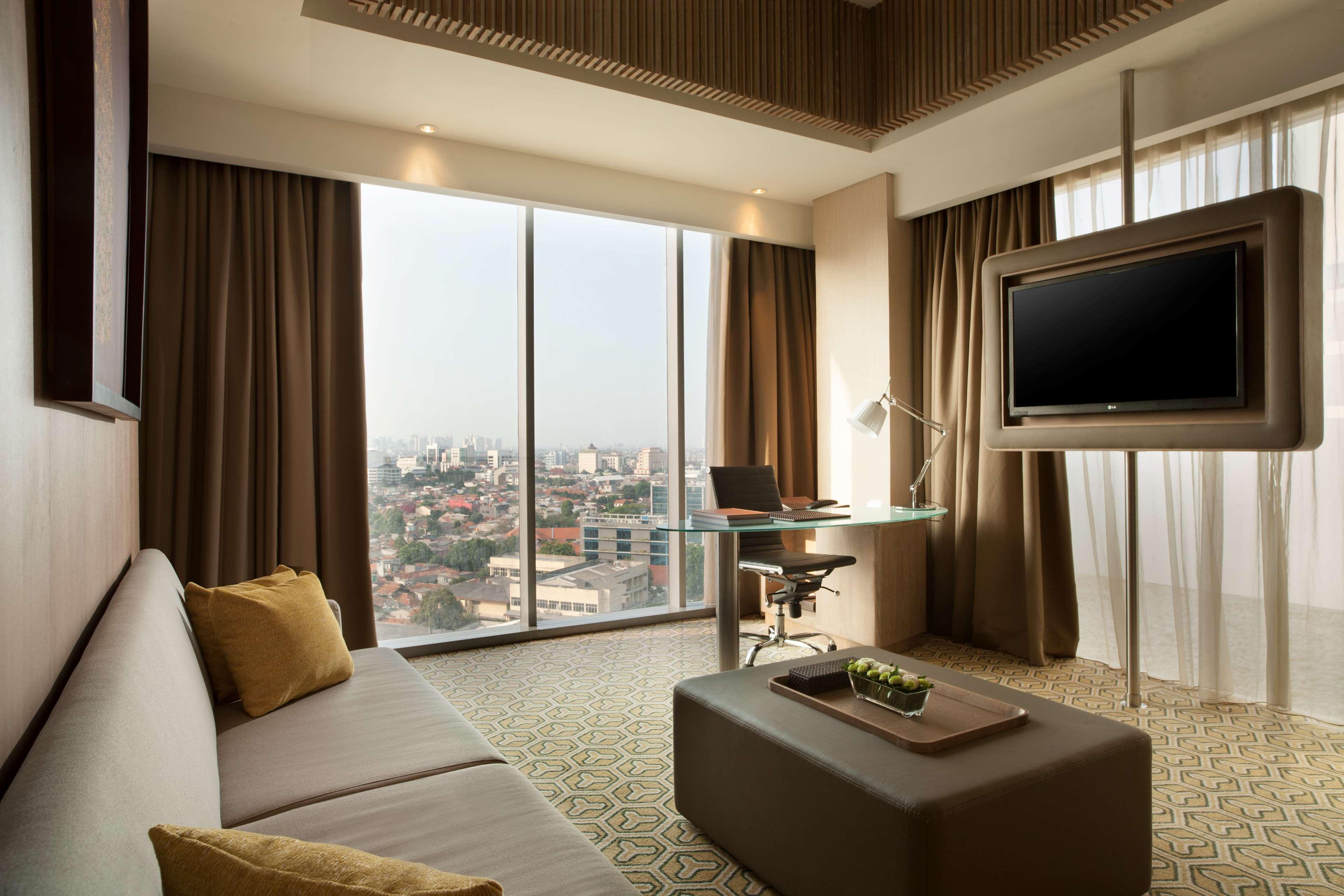 Doubletree By Hilton Jakarta - Diponegoro Zewnętrze zdjęcie Suite at the hotel