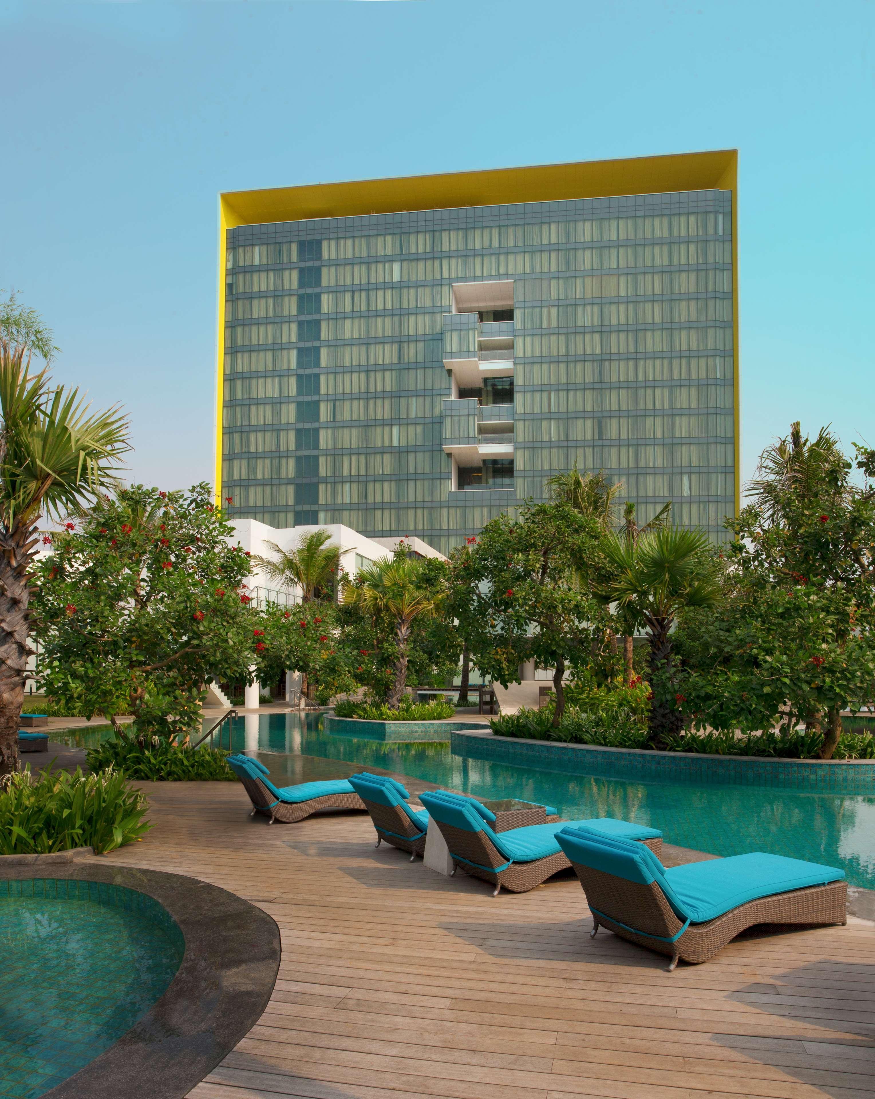 Doubletree By Hilton Jakarta - Diponegoro Zewnętrze zdjęcie The hotel's pool