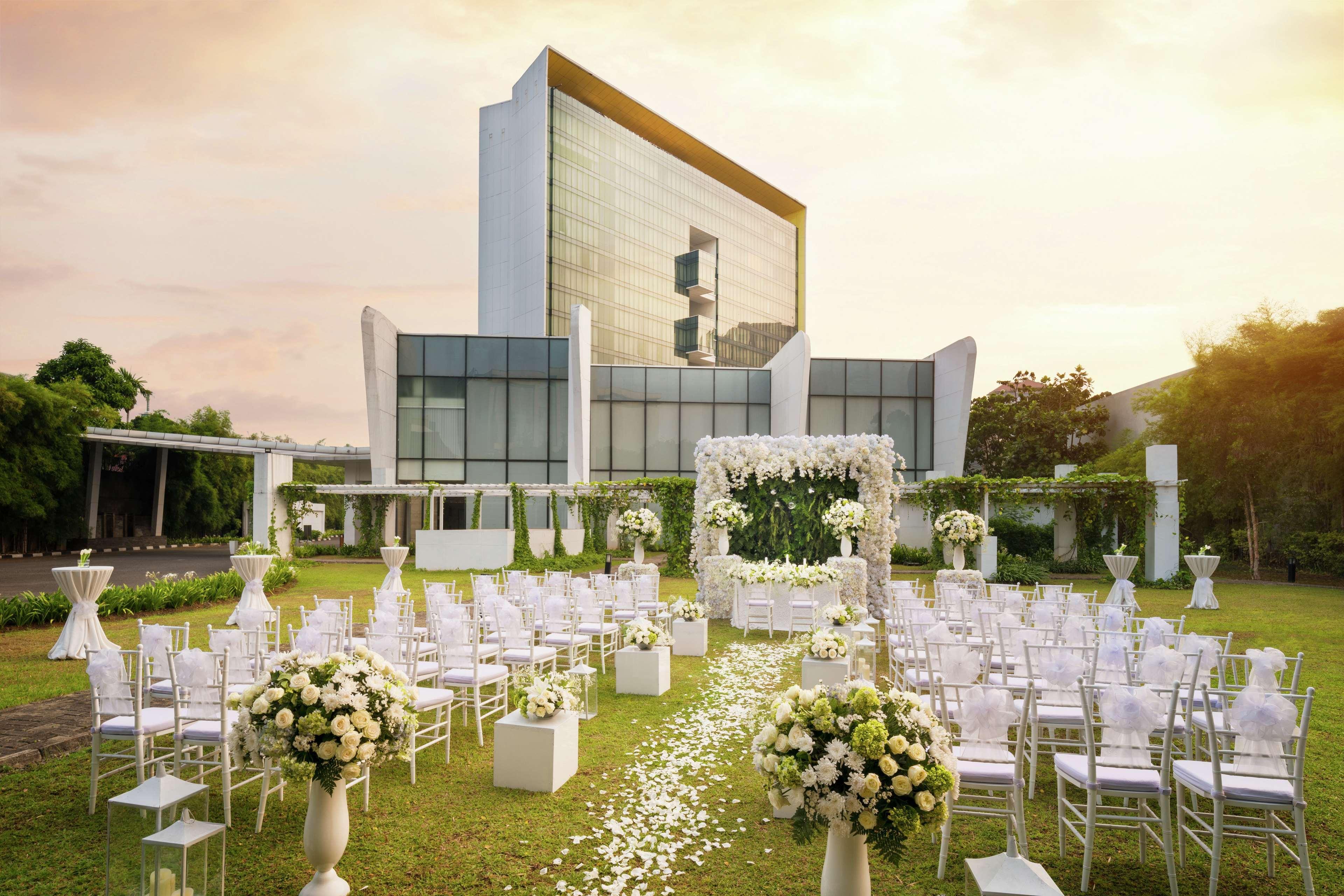 Doubletree By Hilton Jakarta - Diponegoro Zewnętrze zdjęcie The Royal Paragon Hall