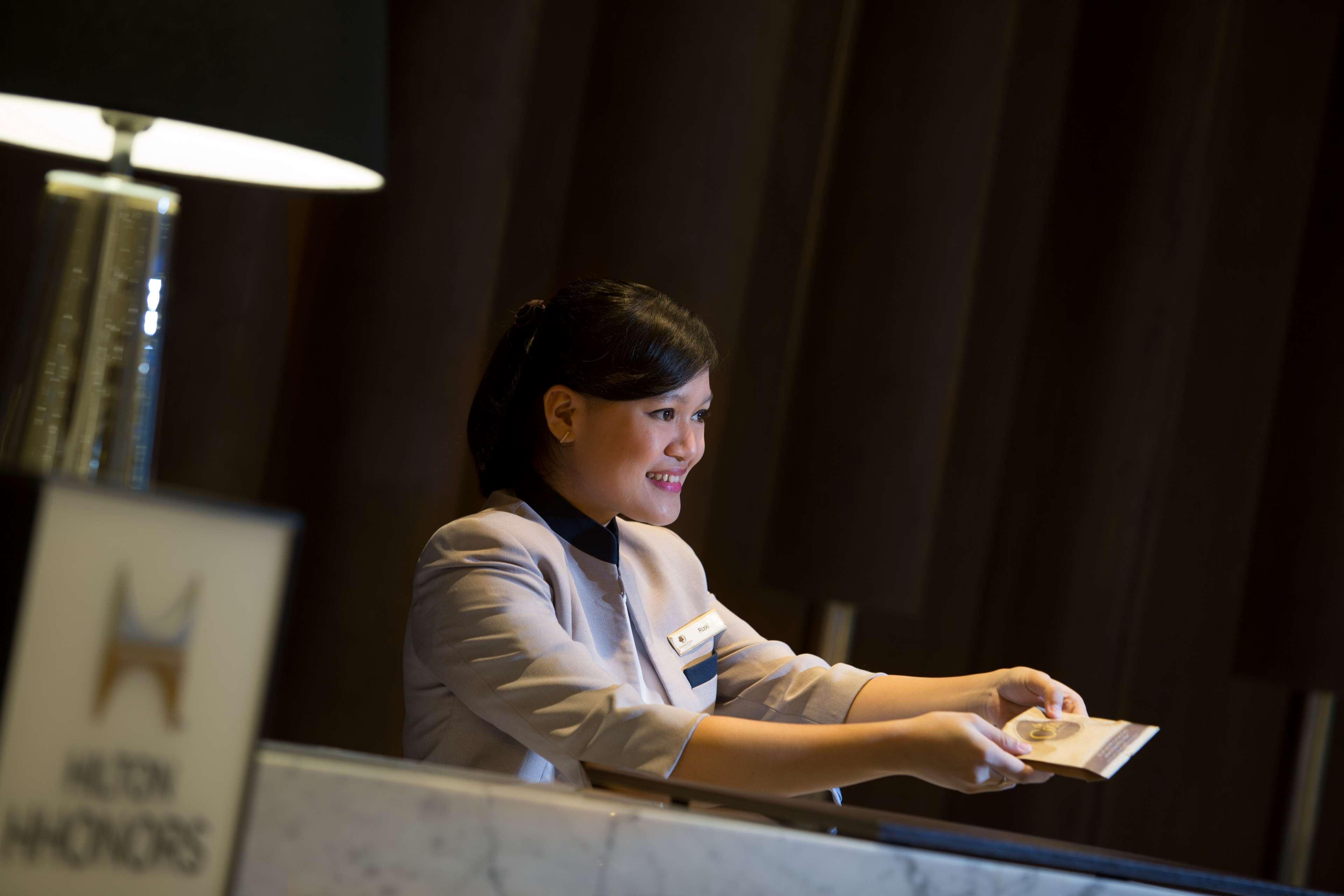 Doubletree By Hilton Jakarta - Diponegoro Zewnętrze zdjęcie A hotel receptionist at work