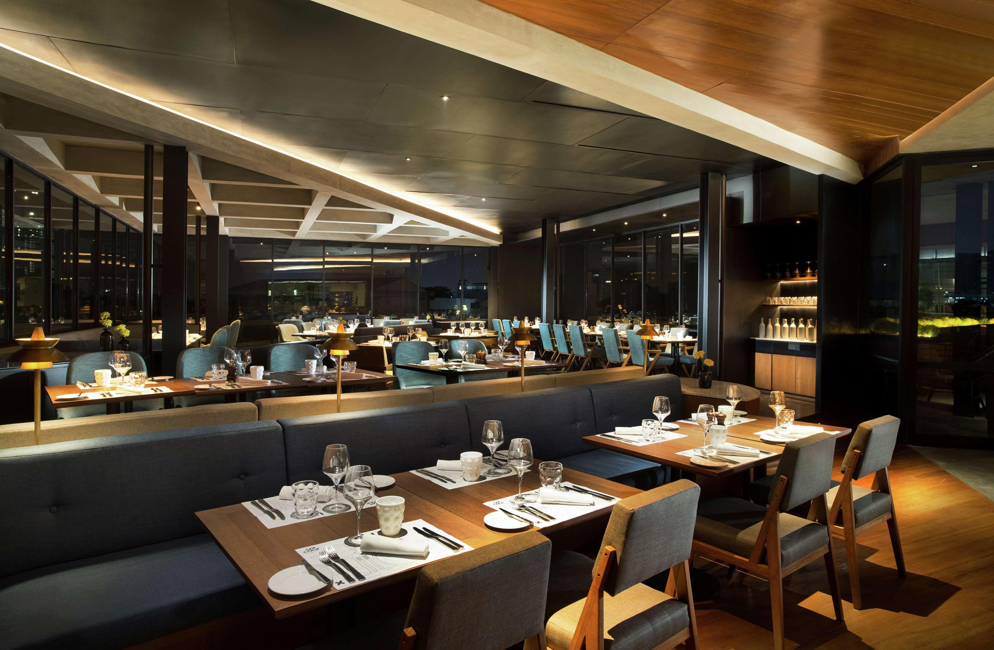 Doubletree By Hilton Jakarta - Diponegoro Zewnętrze zdjęcie Interior of the restaurant