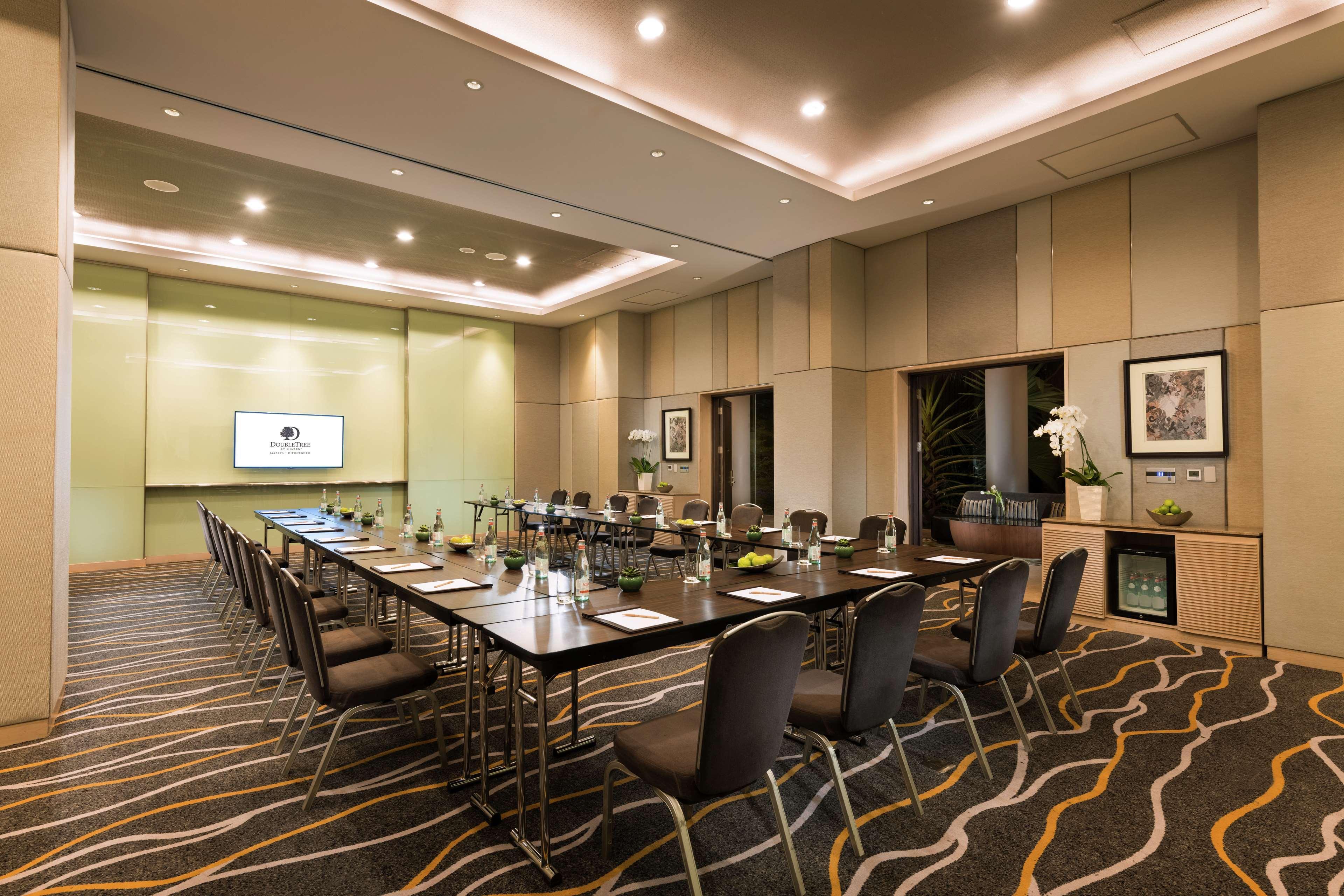 Doubletree By Hilton Jakarta - Diponegoro Zewnętrze zdjęcie Meeting room at the hotel