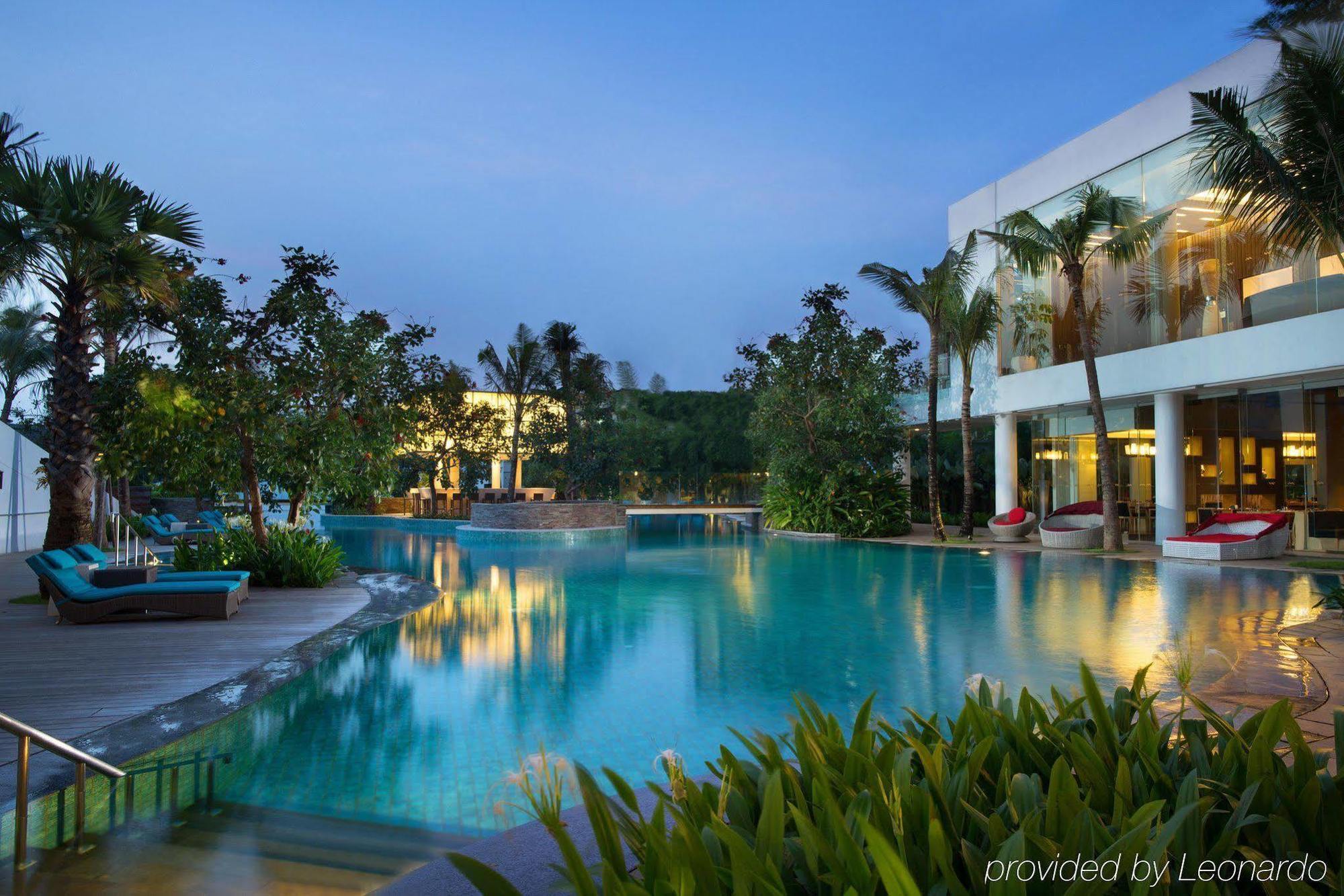 Doubletree By Hilton Jakarta - Diponegoro Zewnętrze zdjęcie The pool at Le Méridien Nha Trang